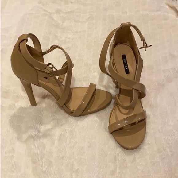 Shoes - Beige glossy heels